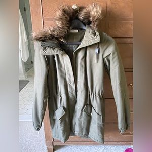 LIKE NEW Jacket. Hooded w pockets & ability to cinch waist